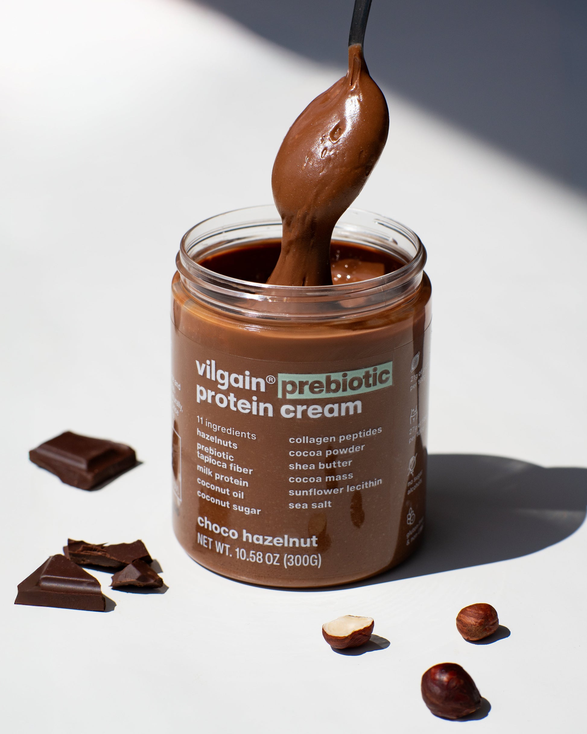 texture of vilgain prebiotic protein cream with choco hazelnut flavor on a spoon